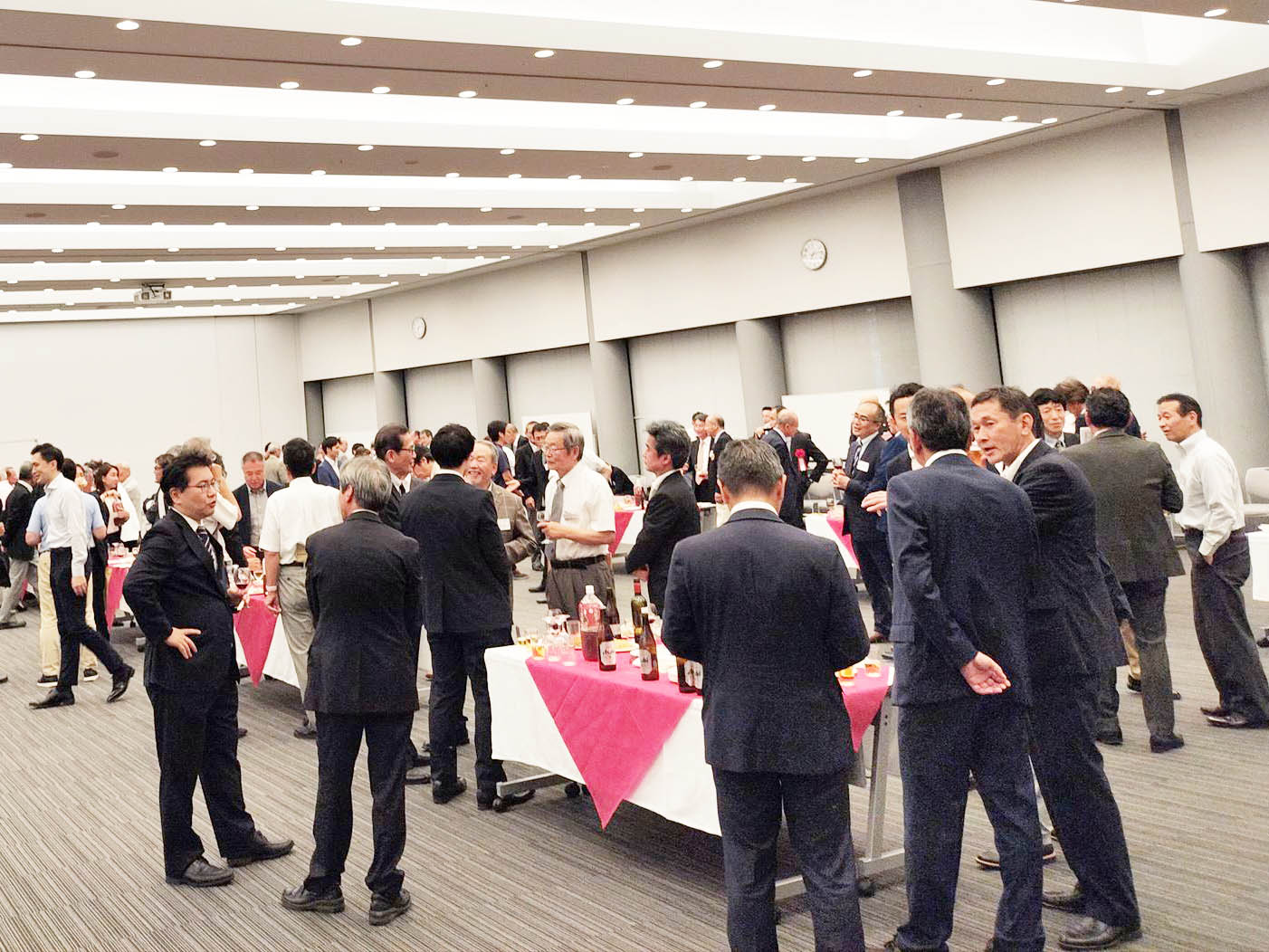 盛り上がりを見せる懇親会会場