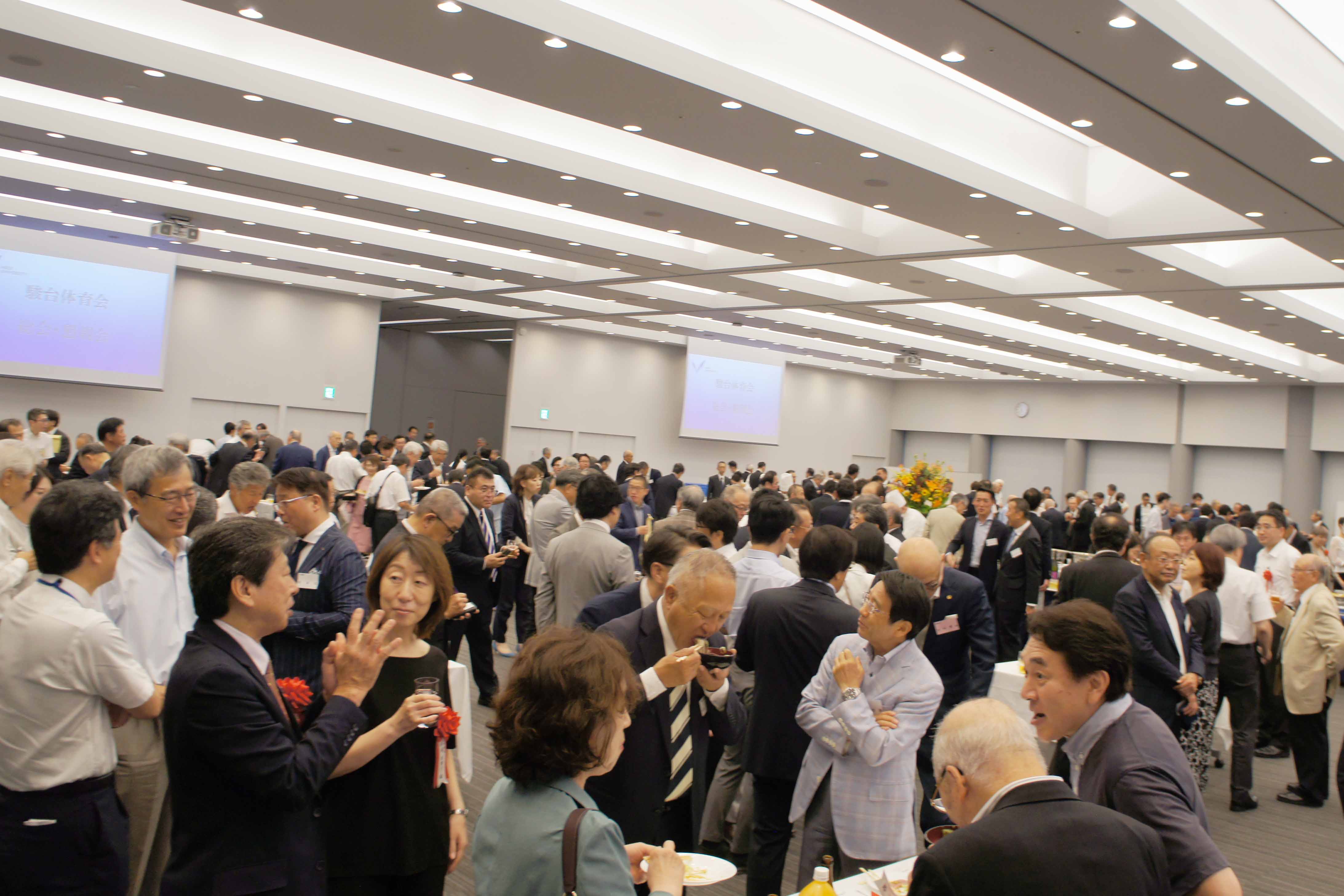 盛り上がりを見せる懇親会会場