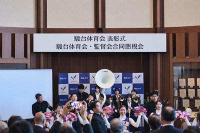 応援団によるパフォーマンス